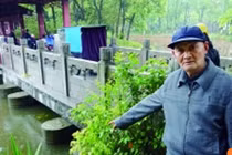 Mẹ ném con gái 6 tuổi xuống hồ vì không chịu đi học