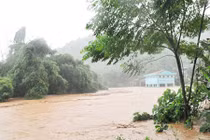 Ảnh: Lũ lớn cuồn cuộn nhấn chìm Lào Cai trong biển nước