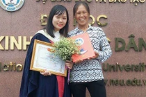 Bức ảnh mẹ nông dân trong ngày con gái tốt nghiệp sốt mạng