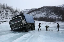 Hành trình rợn gáy trên băng đưa thức ăn tới Siberia