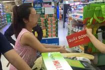 Cô gái mắng người lớn tuổi, chen ngang trong siêu thị