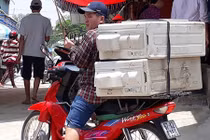 Săn hàng hiệu giá rẻ ở “chợ điếc” vùng biên