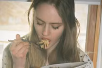 Dân mạng “cạn lời” thanh niên đòi tiền nhậu cho bạn gái