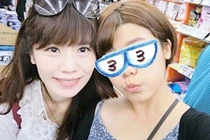 Đi chơi với con trai, mẹ được săn tìm vì xinh như hot girl