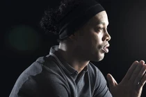 Fan “ngã ngửa” với tài ca hát của Ronaldinho 