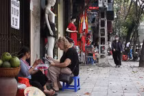 Dẹp vỉa hè: Dân mang dưa muối treo lên cây, xách cá bán dạo