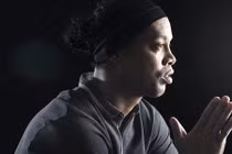 Fan “ngã ngửa” với tài ca hát của Ronaldinho 