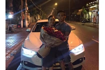 Danh tính “soái ca” tặng siêu xe cho vợ nhân 10 năm ngày cưới