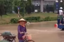 Những cái "bẫy" chết người mùa mưa bão ở Hà Nội