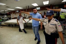 Siêu thị tại Venezuela: Giấy vệ sinh đội giá lên... 30 USD/cuộn