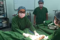 Mổ cấp cứu xuyên đêm vá tim cho bệnh nhân thủng ngực