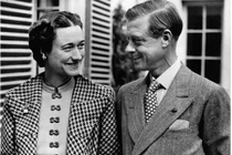 Vị vua từ bỏ ngai vàng theo người đẹp đã 2 "lần đò"