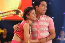 Trường Giang nhiệt tình ôm "mỹ nữ làng hài" Ngọc Xuyên