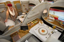 Khoang VIP thương gia: Tiếp viên thế nào, phòng tắm, giường nằm ra sao?