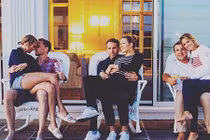 Taylor Swift tình tứ ngồi trong lòng bạn trai Tom Hiddleston