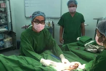 Mổ cấp cứu xuyên đêm vá tim cho bệnh nhân thủng ngực