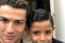 Tại sao Ronaldo lại đeo mặt nạ quỷ tới trường quý tử