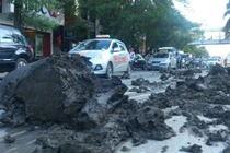 Tìm ra thủ phạm đổ bùn ngập đường Hà Nội