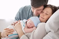 Tác dụng tuyệt vời của việc mẹ ôm con luôn ngay sau sinh