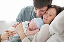 Tác dụng tuyệt vời của việc mẹ ôm con luôn ngay sau sinh