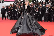 Lý Vũ Xuân đắp 58 tỷ lên người vẫn bị chê như mặc “túi rác” trên thảm đỏ Cannes