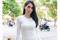 Váy xẻ qua hông của Thủy Tiên vào nhóm trang phục xấu