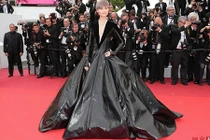 Lý Vũ Xuân đắp 58 tỷ lên người vẫn bị chê như mặc “túi rác” trên thảm đỏ Cannes