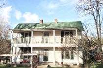 Ngắm ngôi nhà gỗ đẹp như tranh vẽ trên sườn đồi thơ mộng