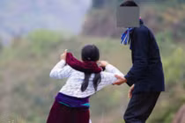 Thầy lang U40 cưới bé lớp 9: Sao bố mẹ không bảo vệ con?