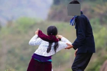 Thầy lang U40 cưới bé lớp 9: Sao bố mẹ không bảo vệ con?