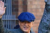 Ngôi sao Thành Long lo cảnh về già ngồi xe lăn