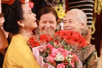 NSND Lan Hương xúc động rơi nước mắt chia tay sân khấu kịch