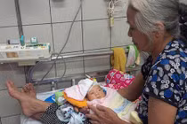 Xúc động mẹ ung thư máu từ chối điều trị để sinh con