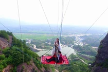 Treo mình chụp ảnh cưới ở độ cao gần 200m gây sốc