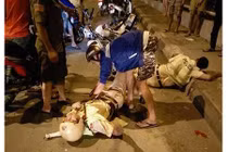 Xôn xao hình ảnh 2 CSGT gặp nạn nằm bất tỉnh trên cầu