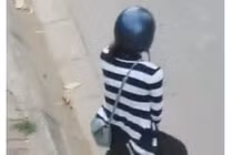 Cô gái xuống xe, quỳ gối xin lỗi giữa đường Hà Nội