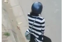 Cô gái xuống xe, quỳ gối xin lỗi giữa đường Hà Nội