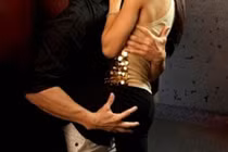 Nửa đêm chồng chạy về từ nhà cô hàng xóm, bị đánh te tua