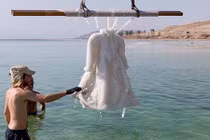 Váy cưới trở thành kiệt tác sau 2 năm dưới đáy biển