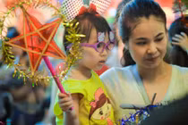 Trẻ nhỏ thủ đô hào hứng xuống phố đón trung thu sớm