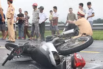 Xe máy chở 4 va chạm xe tải, 2 anh em tử vong