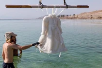 Váy cưới trở thành kiệt tác sau 2 năm dưới đáy biển