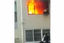 Rùng mình lính cứu hỏa bốc cháy ngùn ngụt rơi xuống đất 