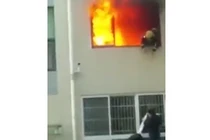 Rùng mình lính cứu hỏa bốc cháy ngùn ngụt rơi xuống đất 