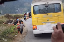 Phẫn nộ cảnh khách ngồi trên ô tô ném thức ăn cho trẻ em Hà Giang