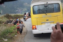 Phẫn nộ cảnh khách ngồi trên ô tô ném thức ăn cho trẻ em Hà Giang