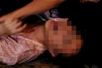 Bị phát hiện khi đang hiếp dâm U50, trần như nhộng bỏ chạy