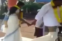 Cô dâu vụng về làm chú rể… lộ hàng