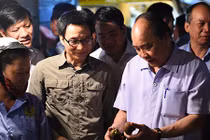 Chùm ảnh: Thủ tướng thị sát chợ Long Biên lúc sáng sớm