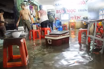 Ảnh: Người Sài Gòn trắng đêm sửa xe, tát nước cứu tài sản